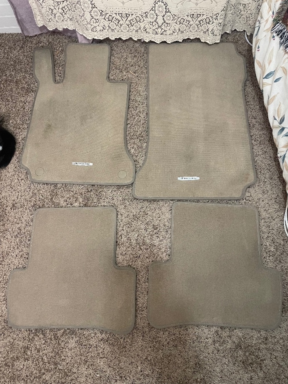Mercedes-Benz: genuine carpet floor mats A2046802748 for Class C